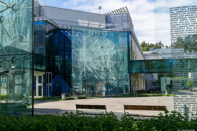 Szklana fasada budynku Wydziału Biologii UwB