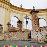 Fragment muru przed kościołem w Tykocinie. Widoczne są gołe nieotynkowane cegły.