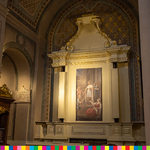 Boczny ołtarz w kościele wraz z obrazem.