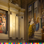 Nawa boczna w kościele z odrestaurowanymi freskami oraz obrazem.