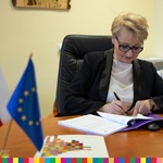 Wiesława Burnos, Członek Zarządu Województwa Podlaskiego podpisuje umowę