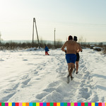 Biegające półnagie osoby w czapce po śnieżnej ścieżce