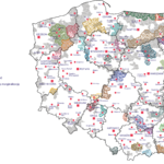 Mapa Polski z zaznaczonymi punktami oraz plamami zielonymi, niebieskimi i szarymi. Po lewej widoczna legenda