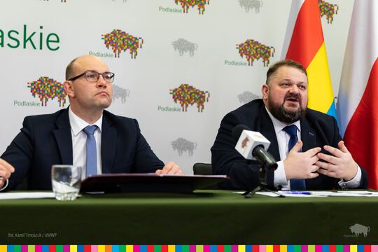 Marszałek Kosicki i wicemarszałek Derehajło podczas spotkania online.