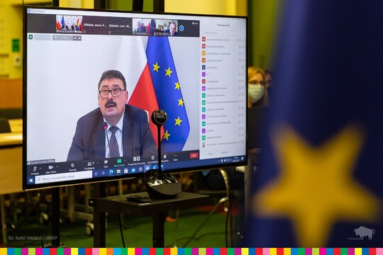 Wiceminister Bartosik na ekranie monitora.