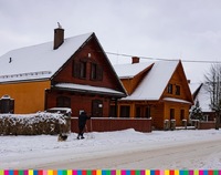 Domy we wsi pokryte śniegiem.