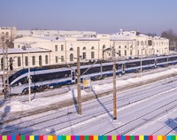 Pociąg stojący na peronie przed dworcem PKP w Białymstoku
