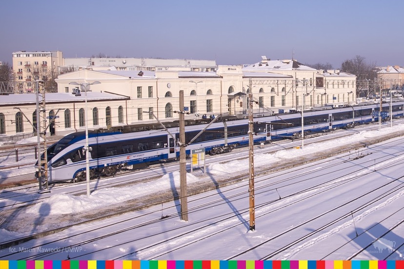 Pociąg stojący na peronie przed dworcem PKP w Białymstoku