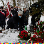 Wojewoda Bohdan Paszkowski złożył kwiaty na grobie ks. Stanisława Suchowolca