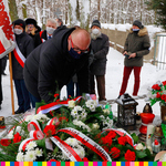 Tomasz Szeweluk, sekretarz województwa, składa kwiaty na grobie ks. Suchowolca