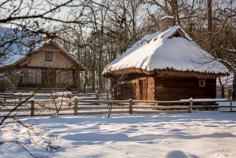 Chata z m_Piętki Gręzki w zimowej szacie fot Artur Warchala