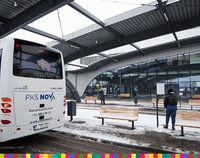 Tył autobusu PKS oraz dworzec