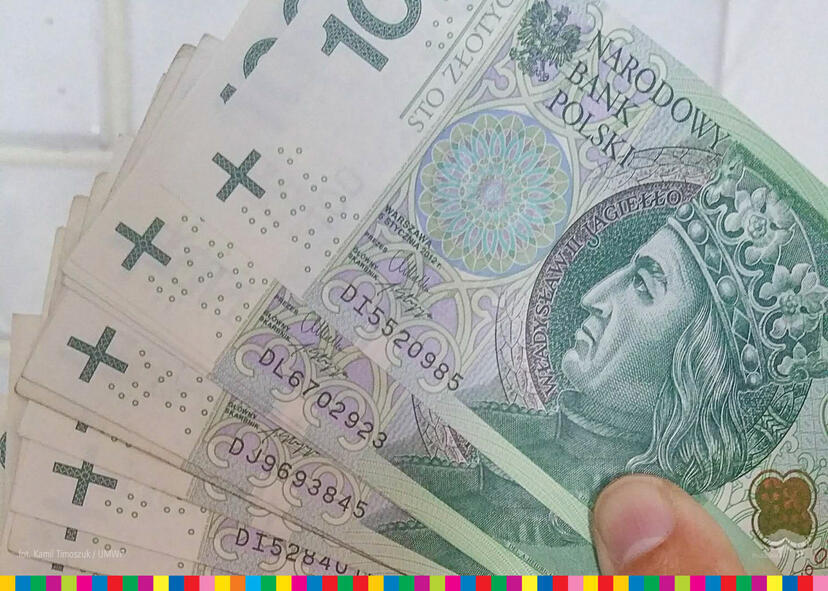 Plik banknotów o nominale 100 złotych