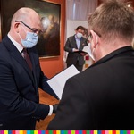 Marszałek Województwa Podlaskiego gratuluje laureatowi stypendium artystycznego