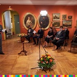 Konferansjer prowadzi spotkanie wręczenia stypendiów artystycznych Marszałka Województwa Podlaskiego. W tle widownia