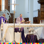 Dwóch kapłanów celebrujących mszę świętą przy ołtarzu