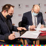 Marszałek Województwa Podlaskiego Artur Kosicki oraz Piotr Półtorak, dyrektor Teatru Dramatycznego w Białymstoku podpisują dokumenty.