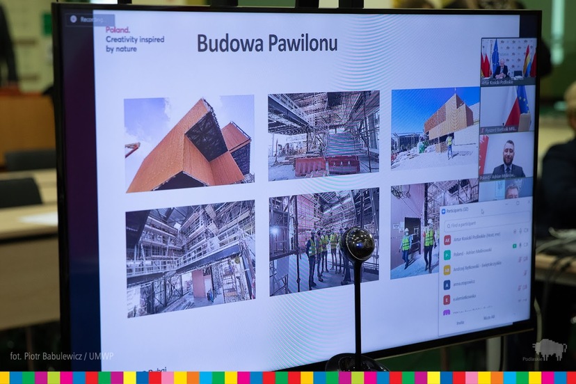 Zdjęcia na monitorze przedstawiające budowę pawilonu na wystawę Dubai EXPO.