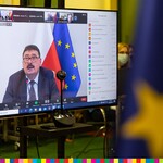 Wiceminister Ryszard Bartosik na monitorze podczas obrad online.