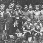 Kazimierz Górski (stoi 5 od prawej) wraz z Reprezentacją Okręgu Białostockiego na ogólnopolskim turnieju juniorów w 1952 roku we Wrocławiu. Fot. archiwum autora.
