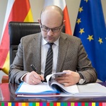 Marszałek Artur Kosicki podpisał umowę na inwestycje w gminach Jasionówka oraz Michałowo oraz remont meczetu w Bohonikach
