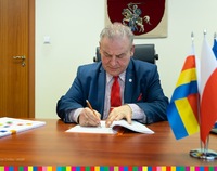 Wicemarszałek Marek Olbryś podpisuje umowę na dofinansowanie OZE w gminie Wąsosz