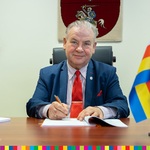 Wicemarszałek Marek Olbryś podpisuje umowę na wykonanie mikroinstalacji Wąsosz. Na biurku widoczna flaga Województwa Podlaskiego