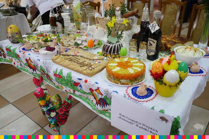Stół z produktami spożywczymi przygotowanymi przez Koło Gospodyń Wiejskich.