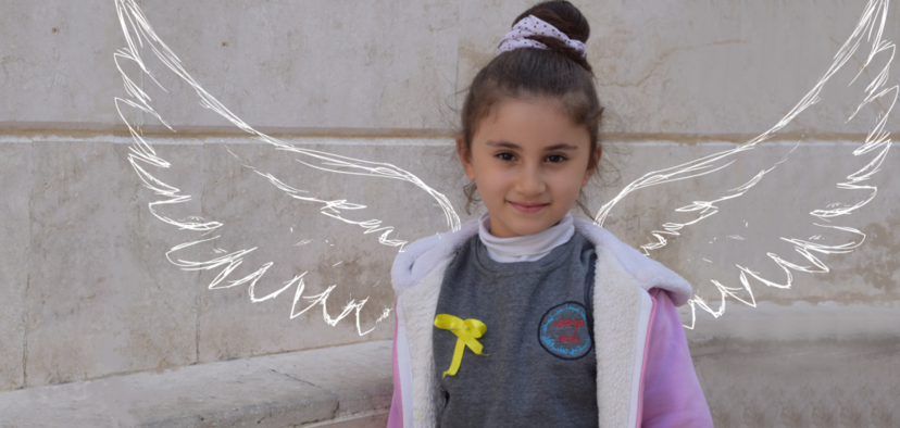 Zdjęcie dziewczynki z dorysowanymi skrzydłami