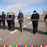 Przedstawiciele gminy, powiatu i województwa przecinają wstęgę na skrzyżowaniu w Nowym Dworze.