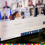 Monitor ze zdjęciami osób biorących udział w spotkaniu online.