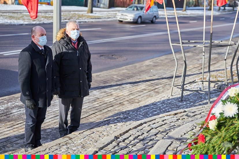 Marszałek Artur Kosicki oraz Bogusław Dębski, przewodniczący Sejmiku upamiętniają 32. rocznicę katastrofy kolejowej w Białymstoku