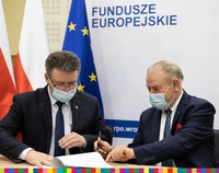 Józef Wiśniewski, Wójt Kolno oraz wicemarszałek Marek Olbryś podpisują umowę na sfinansowanie budowy świetlicy.