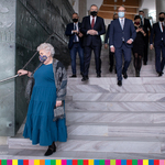 Osoby schodzące ze schodów. Na pierwszym planie Violetta Bielecka, dyrektor Opery i Filharmonii Podlaskiej.
