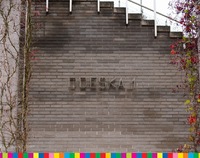 Ściana Opery i Filharmonii Podlaskiej w Białymstoku, na której widnieje napis "Odeska 1"