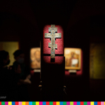 Oświetlony krzyż prawosławny z widocznym ukrzyżowanym Chrystusem