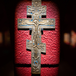 Wiszący na ścianie oświetlony krzyż prawosławny