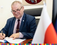 Marszałek Marek Olbryś podczas podpisywania umów