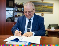 Wicemarszałek Marek Olbryś podpisuje umowę o dofinansowanie.