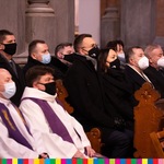 Siedzący w kościelnych ławkach kapłani oraz politycy