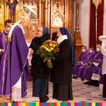 Abp Tadeusz Wojda w towarzystwie diakonów przyjmuje kwiaty z rąk dwóch zakonnic