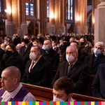 Na zdjęciu widoczni w ławach kapłani, przedstawiciele rządu, parlamentu, samorządu wojewódzkiego oraz miejskiego