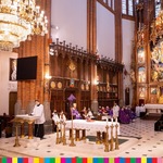 Prezbiterium Archikatedry Białostockiej, w którym przebywają duchowni w czasie eucharystii