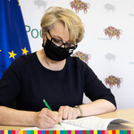 Wiesława Burnos, Członek Zarządu Województwa Podlaskiego podpisuje umowę.