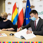 Wiesława Burnos, Członek Zarządu Województwa Podlaskiego oraz Jarosław Karp, Wójt Gminy Sztabin siedzą razem przy stole i podpisują umowy.