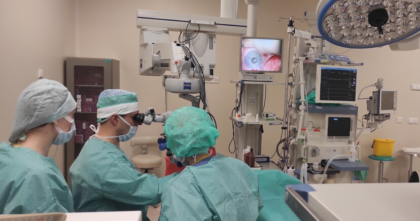Operacja jaskry na sali operacyjnej