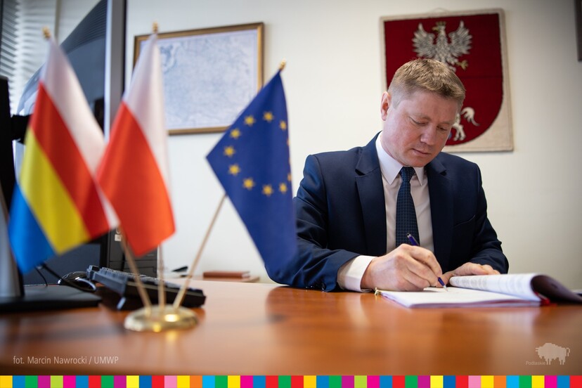 Marek Malinowski, Członek Zarządu Województwa podpisuje umowy o dofinansowanie