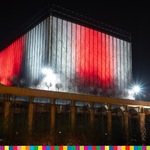 Budynek Opery i Filharmonii Podlaskiej  w biało-czerwono-białych barwach niepodległej Białorusi.