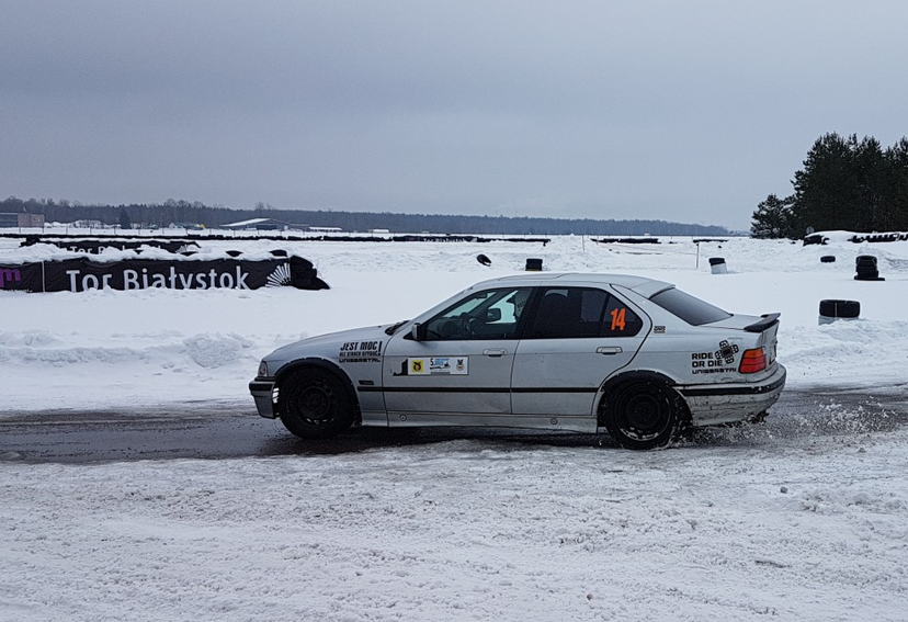 Samochód wyścigowy jadący po śniegu.