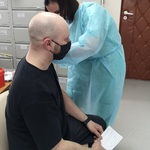 Pracownik Służby Więziennej w Białymstoku poddaje się szczepieniu przeciw COVID-19 